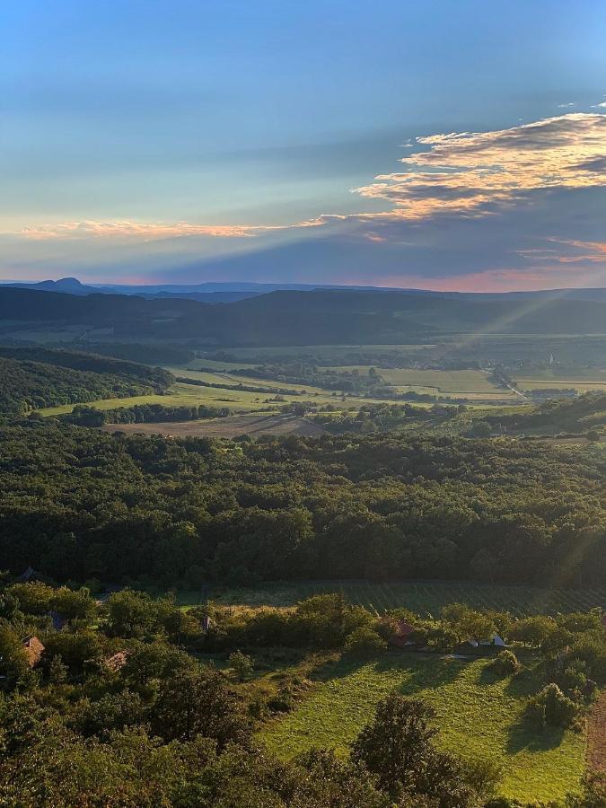 Kisvulkan Nyulontul Mencshely Exteriör bild